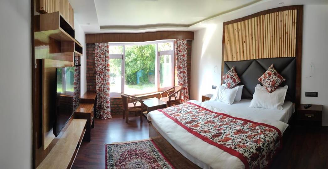 Hotel Lidder Palace Pahalgām Esterno foto