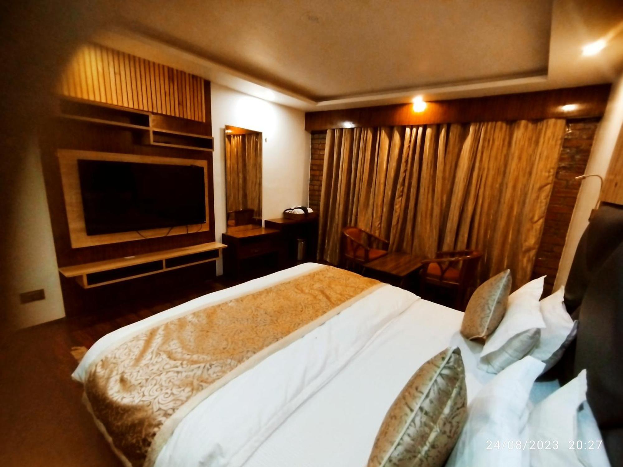 Hotel Lidder Palace Pahalgām Esterno foto
