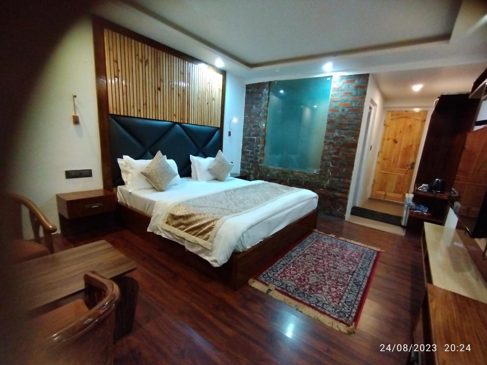 Hotel Lidder Palace Pahalgām Esterno foto