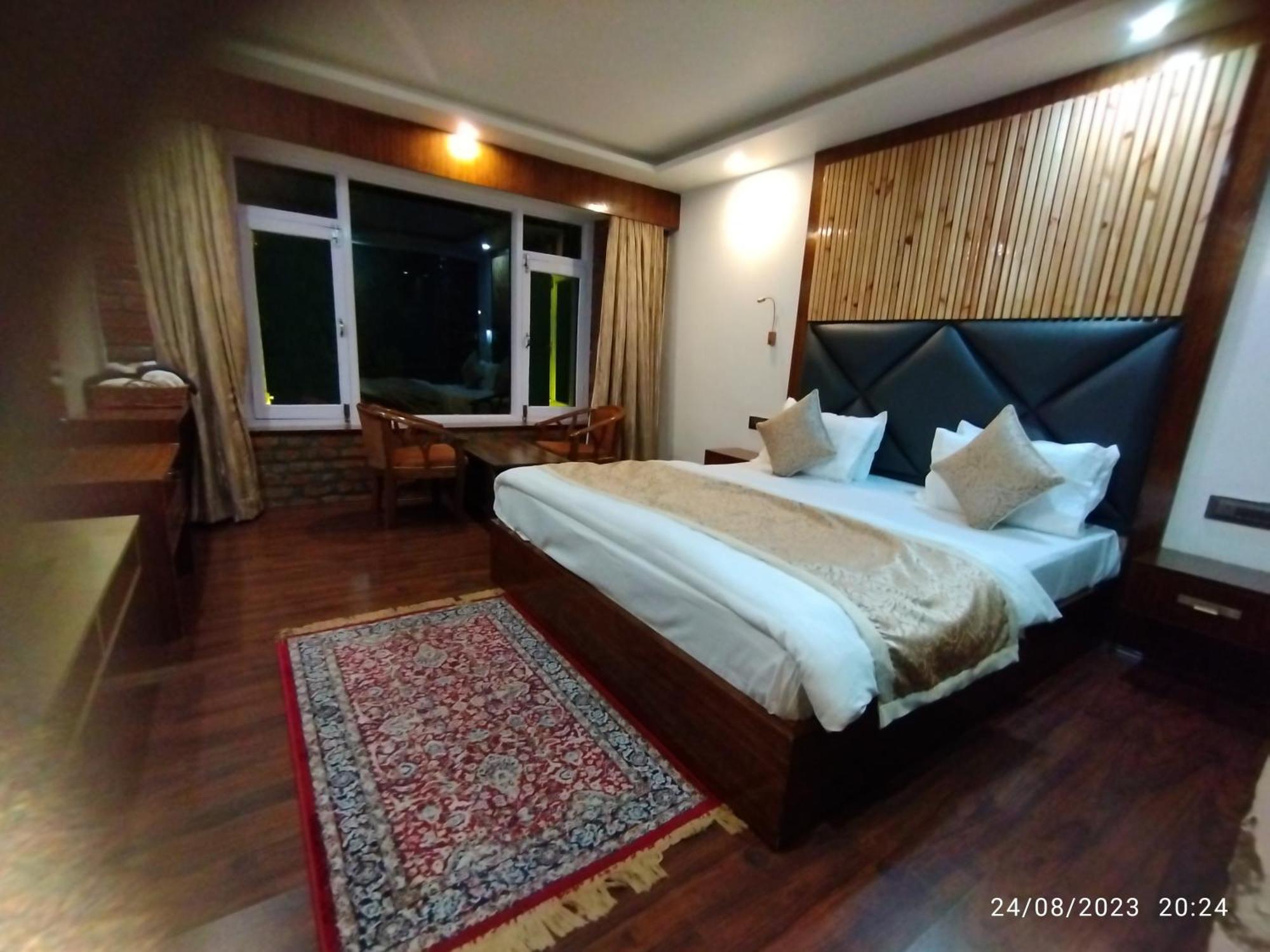 Hotel Lidder Palace Pahalgām Esterno foto