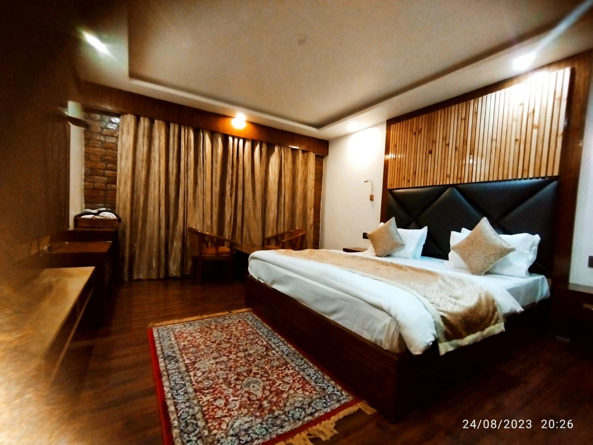 Hotel Lidder Palace Pahalgām Esterno foto