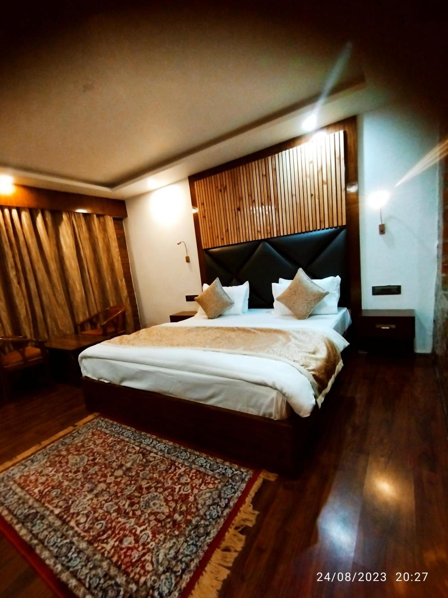 Hotel Lidder Palace Pahalgām Esterno foto