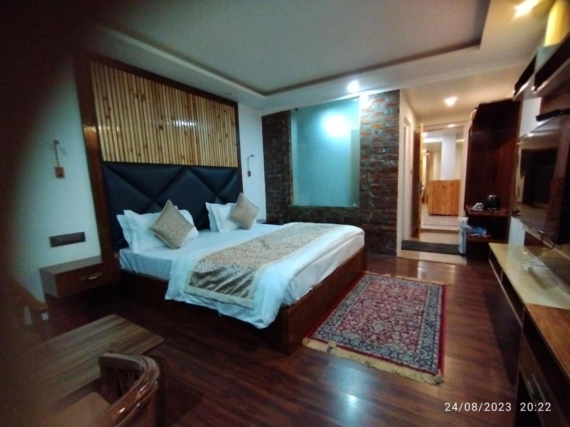 Hotel Lidder Palace Pahalgām Esterno foto