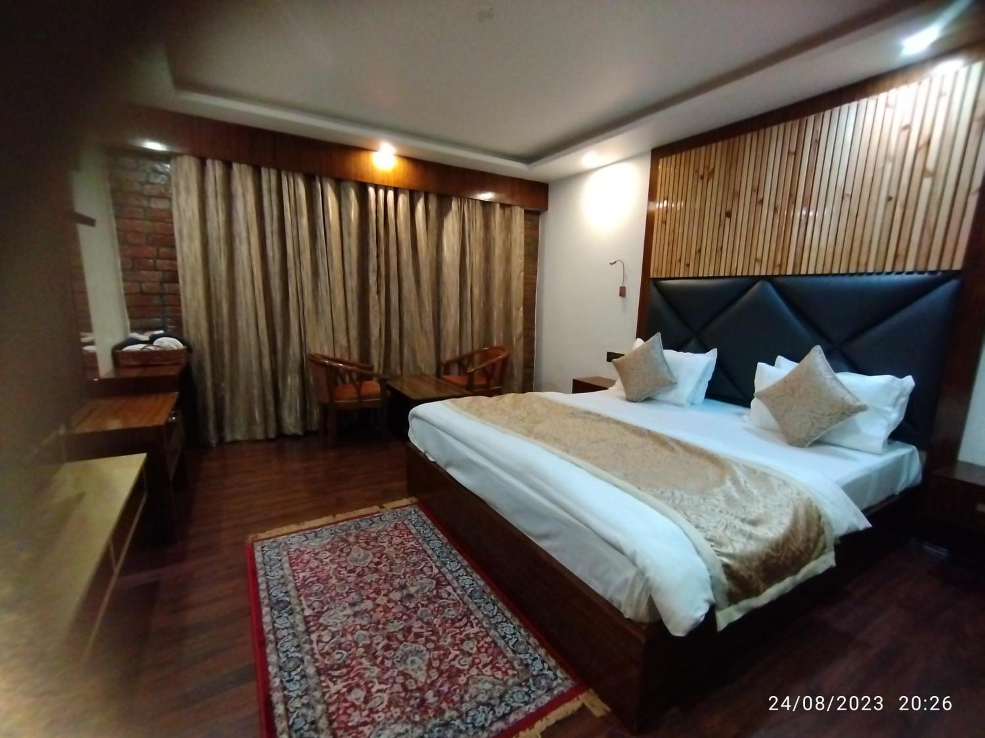 Hotel Lidder Palace Pahalgām Esterno foto